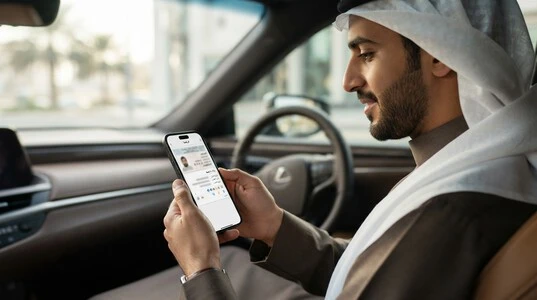 مستخدم يستعرض رخصة القيادة الرقمية على هاتف ذكي